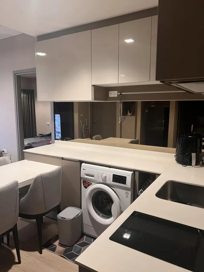 For sale Ideo Sathorn-Wongwian Yai. The room is decorated with simple, elegant furniture that looks expensive. Don't just look, reserve quickly.