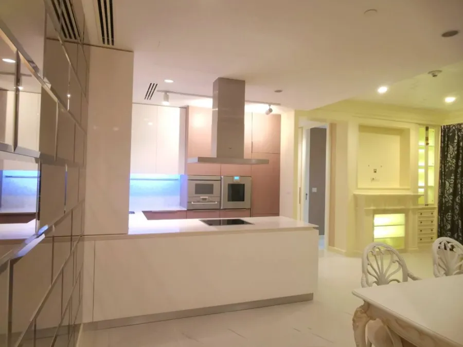 Condo for rent 185 Ratchadamri, room with view of Lang Suan Road, shady, decorated in French style.