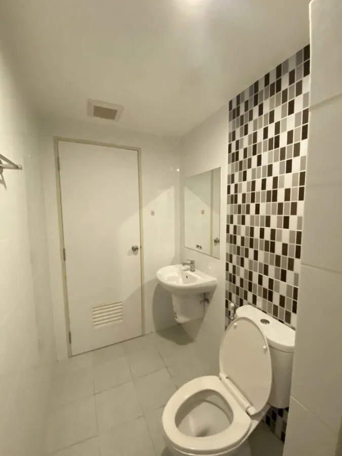 For sale: The Kit Plus Sukhumvit 113, 5th floor, Building B, comes with complete decorations. Interested? Hurry and reserve now. Don't wait.