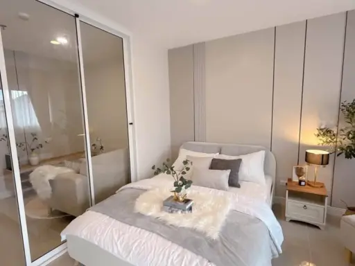 Selling a unit at P. Thana Tower. The room is decorated in a white and cream color scheme, simple, elegant, and warm. It's on the same floor as the sw images