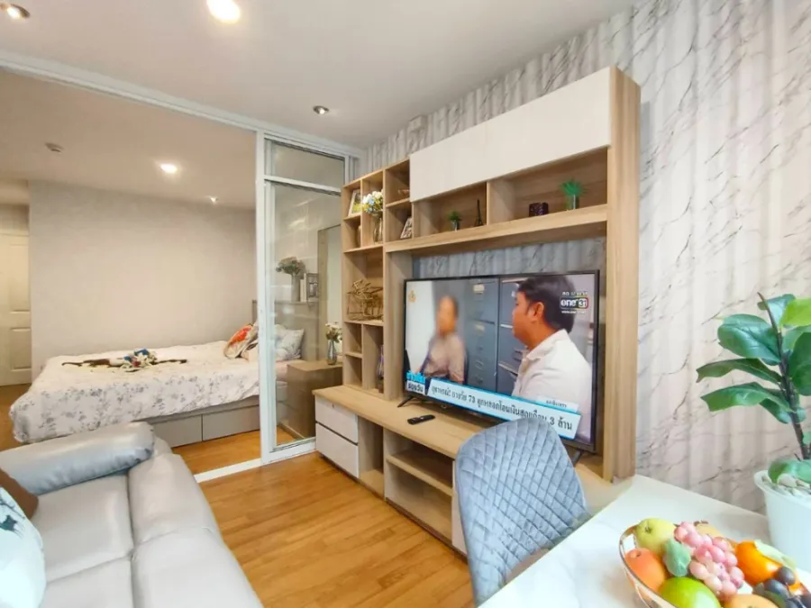 For rent: Regent Home 18 Chaengwattana-Lak Si, Building F, 5th floor. Beautiful, refreshing pool view. Wallpapered interior, well-partitioned. Don't m