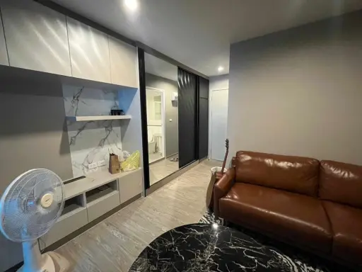 For sale: Reach Condo Phahonyothin 52. The room is decorated in style, with great built-ins and a leather sofa that is very comfortable to sit on. Boo images
