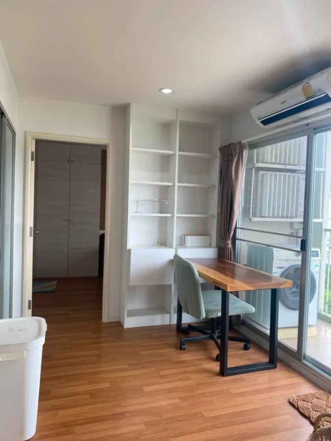 For sale or rent: Lumpini Park Rama 9-Ratchada. Large, comfortable unit on the 24th floor (top floor), corner unit, next to the fire escape, offering