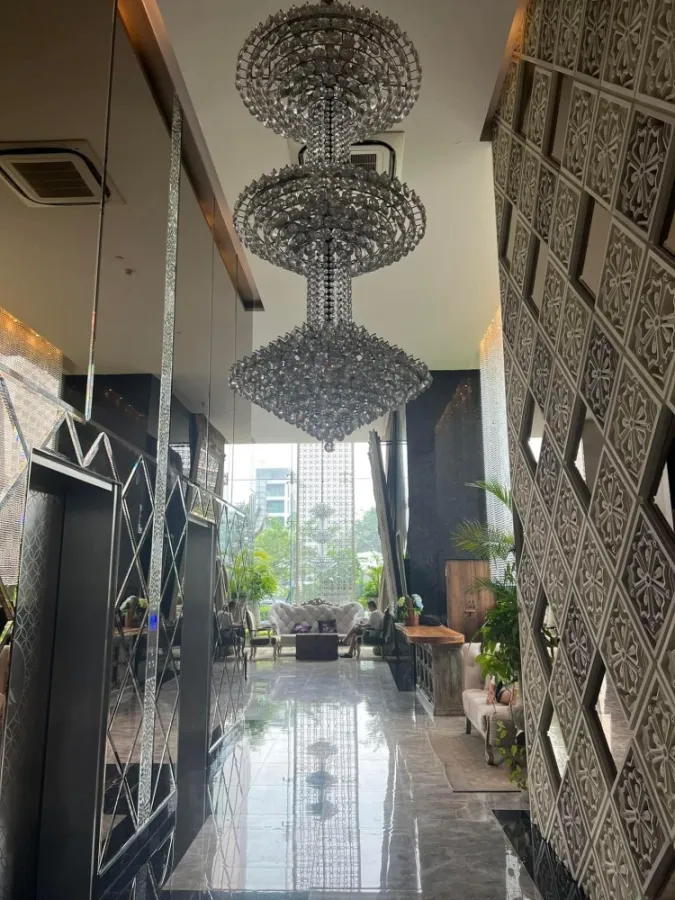 For rent: The Riviera Wongamat Beach (North Pattaya), beautifully decorated room, great furniture. You can come alone.