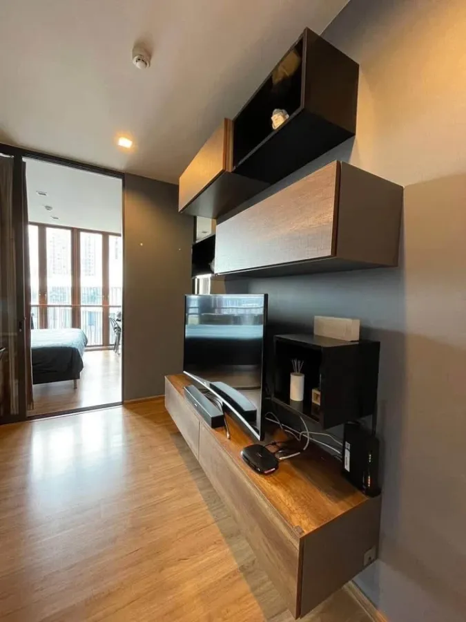 ขาย ให้เช่า HASU HAUS อาคาร B ชั้น 7 (ชั้นสูงสุด) เฟอร์นิเจอร์บิวท์อิน SB 1 ห้องนอน + ห้องนั่งเล่นพร้อมประตูบานเลื่อนกระจก จองเลย