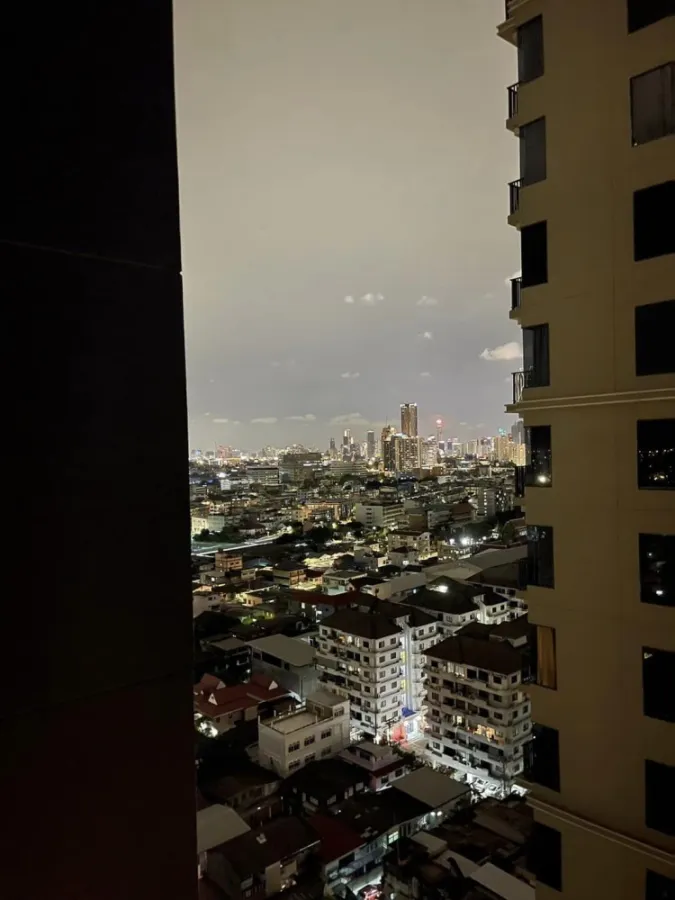 For sale, for rent, Ideo Sathorn-Wongwian Yai, 19th floor, studio room with big screen TV, movie lovers shouldn't miss out, book now.