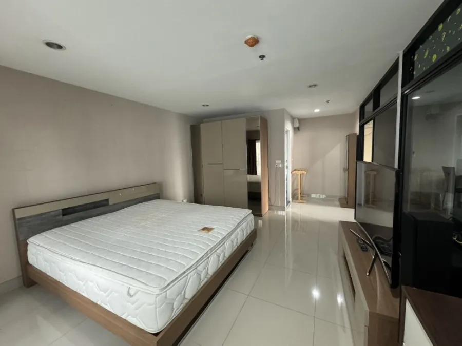 For sale, for rent, Regent Home 15 Chaengwattana, spacious room, comfortable. Comes with complete decorations. Reserve now quickly.