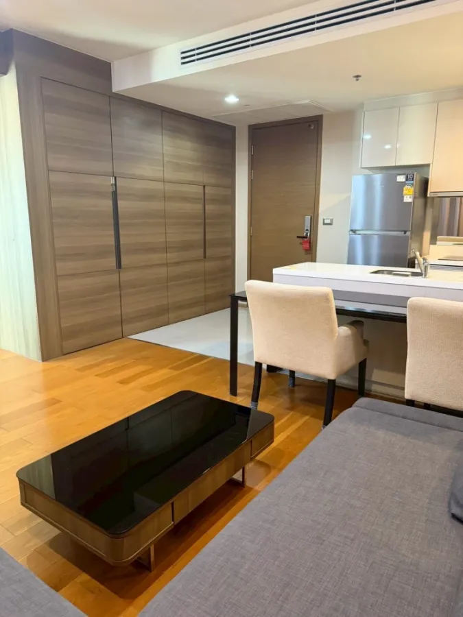 Condominium for rent in the heart of the city – The Address Sathorn. 1-bedroom unit with a bathtub, east-facing view, and convenient transportation.