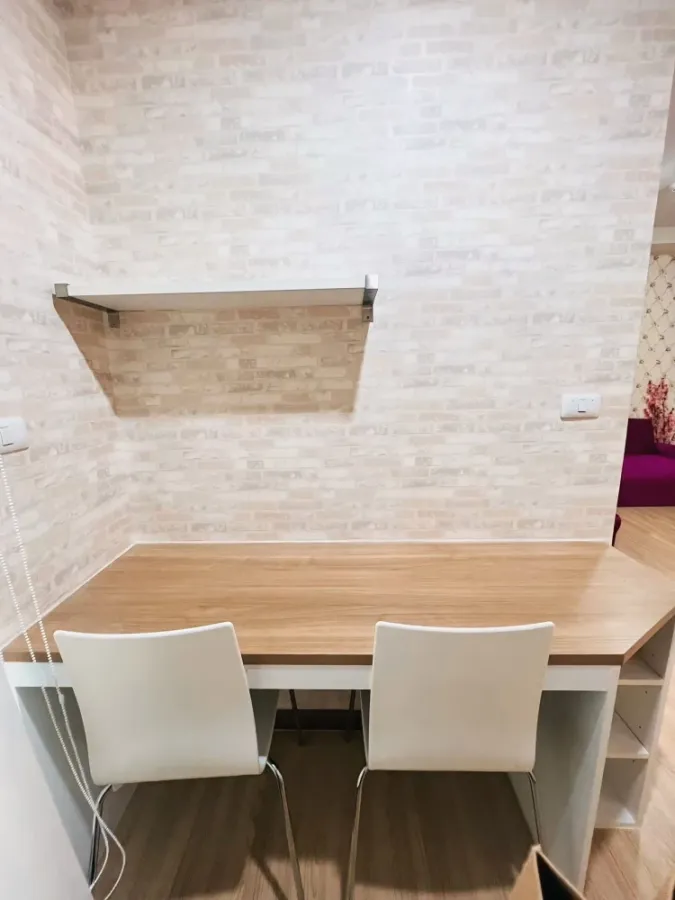 ขาย เช่า J Condo Sathorn-Kallaprapruk ห้องน่าอยู่ ติดวอลเปเปอร์อย่างดี มาพร้อมโซฟาสีชมพูตัวใหญ่น่านั่ง จองเลย
