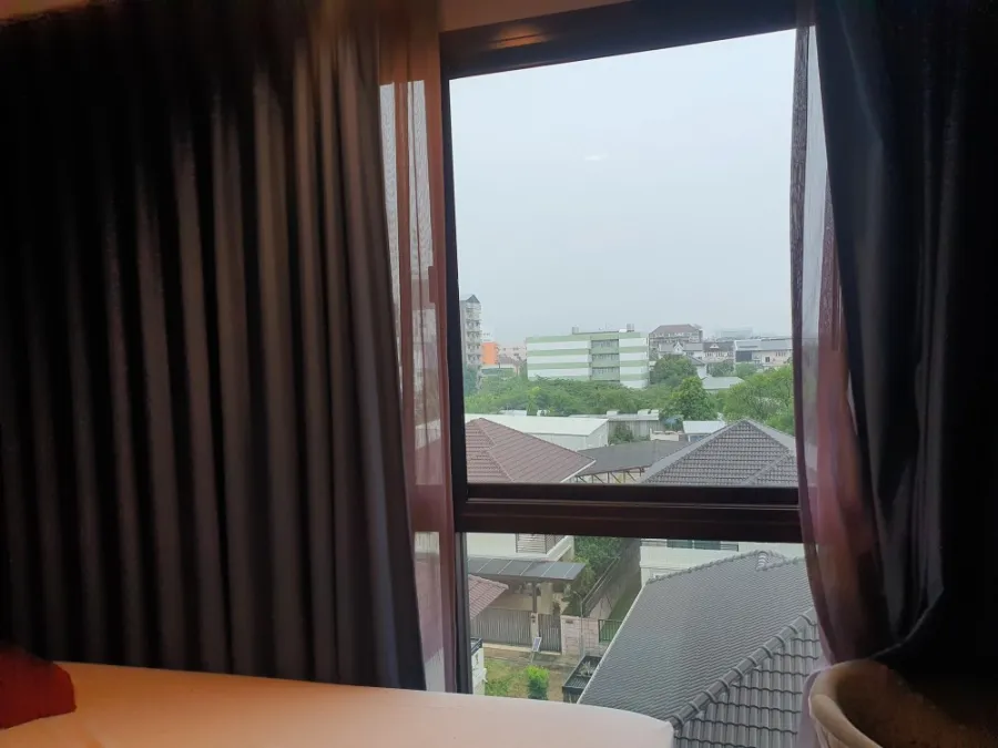 For rent: The Excel Lat Phrao-Sutthisan. The room is decorated simply but nice. There is a good built-in wardrobe.
