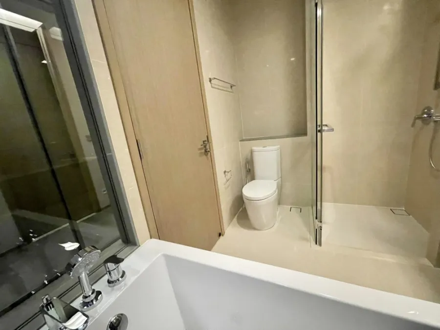 For rent, The Esse Asoke, 23rd floor, very beautiful view, good furniture. Complete electrical appliances If interested, hurry and reserve now.