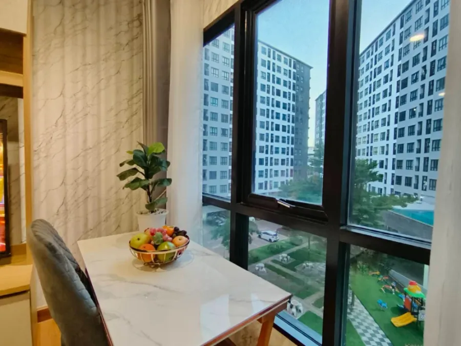 For rent: Regent Home 18 Chaengwattana-Lak Si, Building F, 5th floor. Beautiful, refreshing pool view. Wallpapered interior, well-partitioned. Don't m