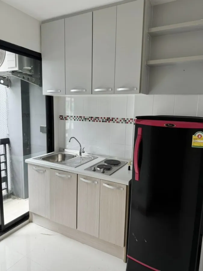 For rent: B-Live Tiwanon, very good location, close to shopping areas and the BTS. Traveling is very convenient. Good like this, reserve now.