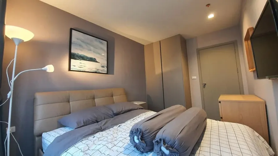 For rent: Ideo Sukhumvit 93, corner room, 22nd floor, open view of the city and river bend, branded furniture, book now.