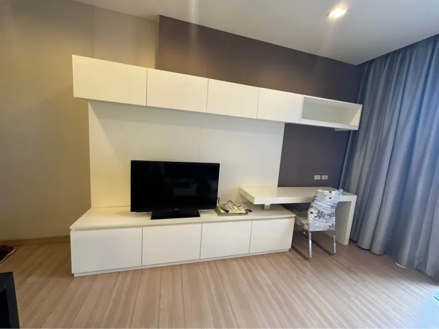 Urbano Absolute Sathon-Taksin for rent. Nice, fully furnished unit on a high floor. Spacious. Book now!