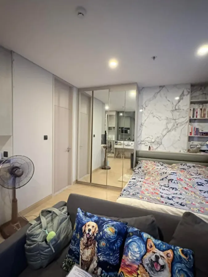 For rent: Lumpini Suite Dindaeng-Ratchaprarop. A lovely room with high-quality built-in furniture. Don't miss out!