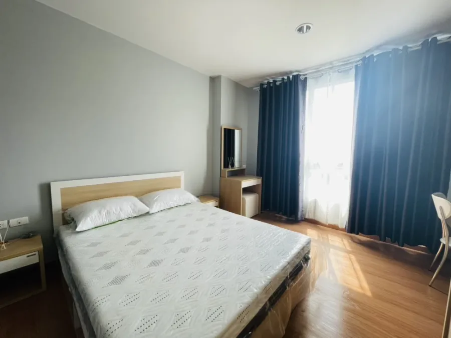 For rent: Life @ Ratchada-Huaikwang. Spacious room with plenty of usable space. Fully furnished. Just bring your suitcase and move in!