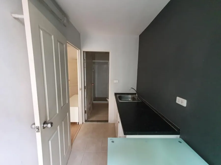 Sell B You Chokchai 4 rooms are private, quiet, fully furnished. Plus a good fosa. Very nice to sit. Book now.
