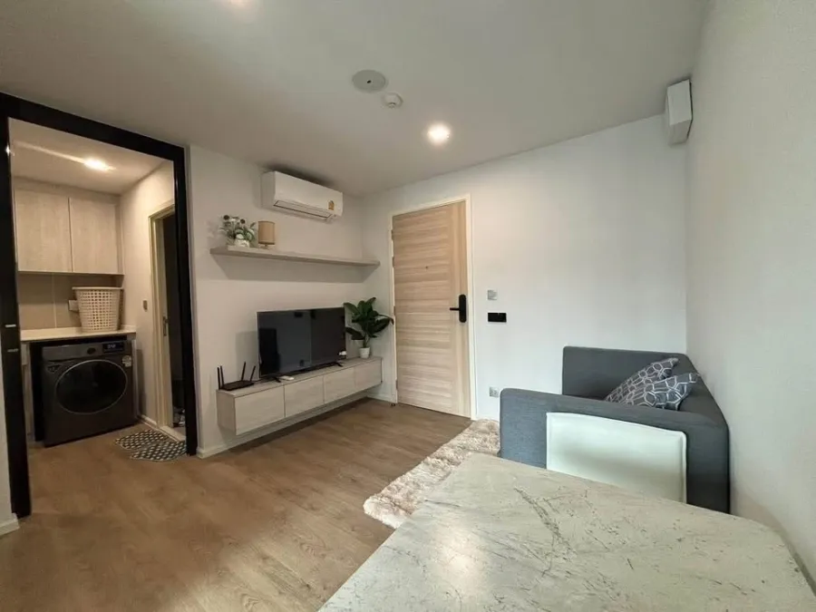 For rent: Ivory Ratchada 32. Spacious and comfortable room with complete furniture set. Book now to secure your spot!