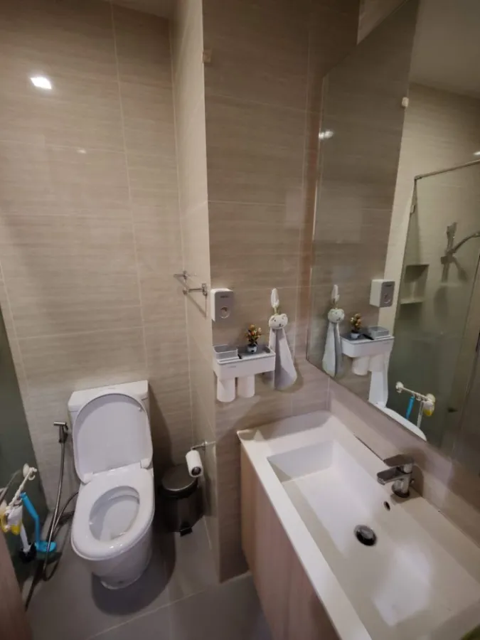For rent M Jatujak, Building A, 18th floor, has a beautiful city view. Plus, the wall is attached to the wall around the room. Do not book, regret ins