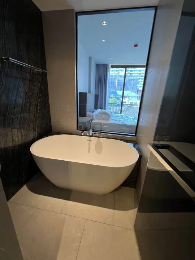 ให้เช่า The Reserve 61 Hideaway ห้องใหญ่มาก พร้อมระเบียงยาวตลอดหน้ากว้างของห้อง ให้บรรยากาศ hideaway แบบรีสอร์ต 5 ดาว ต้องจอง