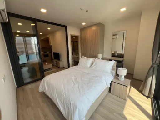 For rent: XT Phayathai, 16th floor, partitioned room, fully furnished. Interested? Hurry and reserve now. Don't wait.