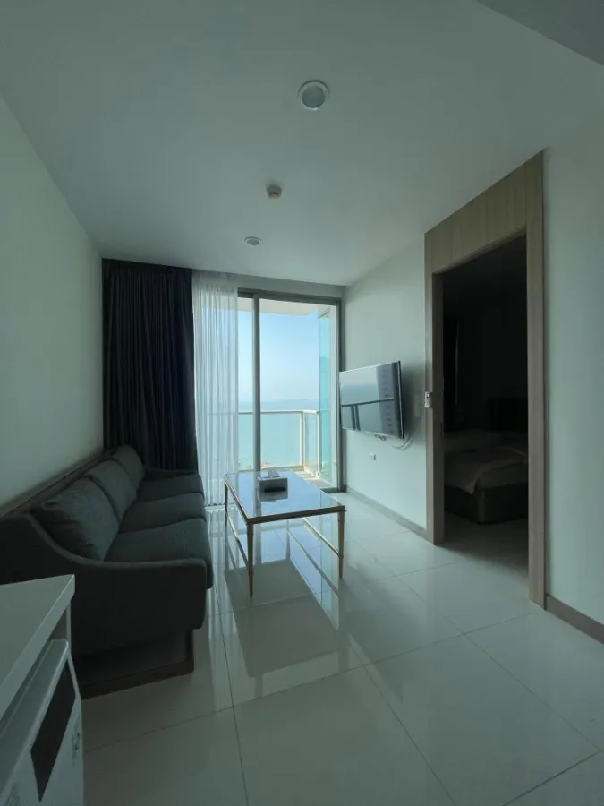 For rent, The Riviera Wongamat Beach (North Pattaya), very beautiful sea view. You can lie down and enjoy the view. Book now.