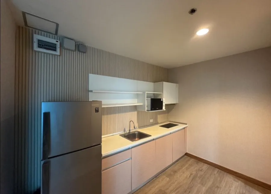 ขาย Akasin place condo ห้องใหญ่หัวมุม ได้อยู่ชั้นบนสุด เฟอร์นิเจอร์พร้อมอยู่ แถมราคาดีสุดๆ อย่าพลาด