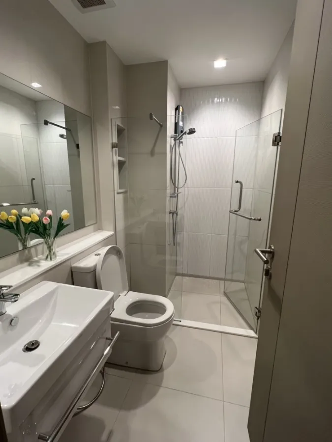 Condo for rent, Life Asoke-Rama 9, ready-to-move-in condo on prime location, business area, urgent!!