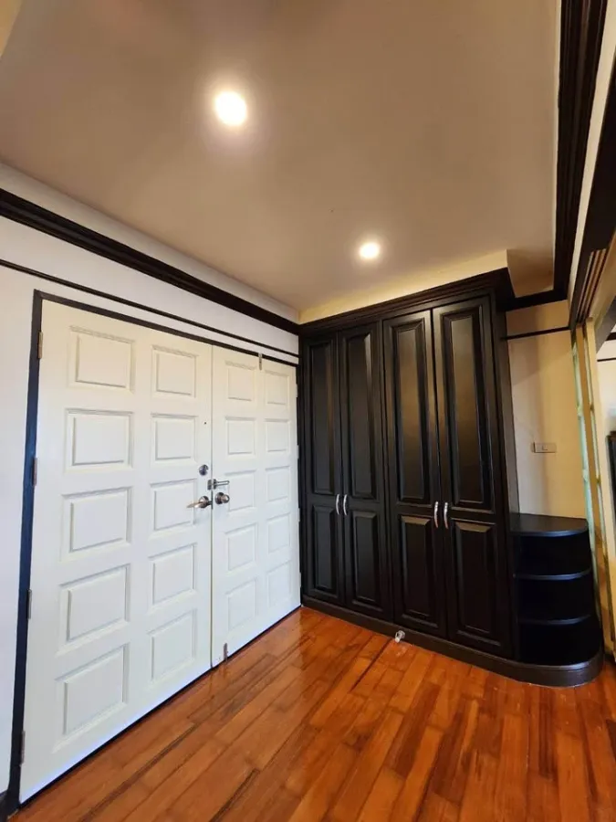 For sale: Flora Ville, very spacious room, feels like home, built-in furniture, wood throughout the house, open view, no buildings blocking the view,