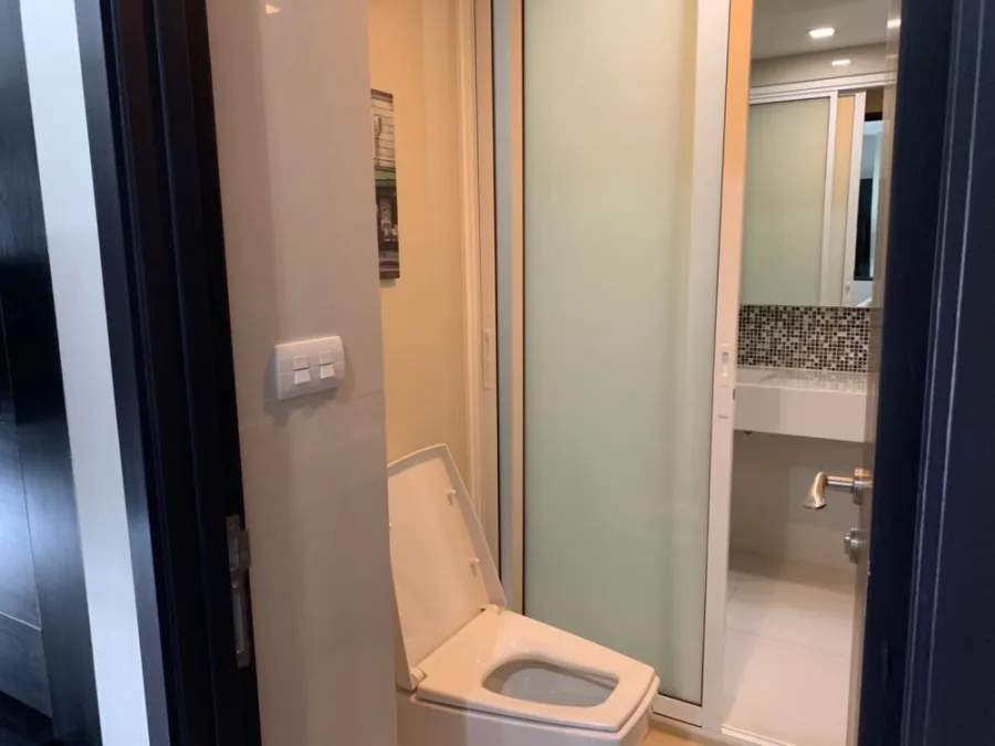 Condo for rent, Rhythm Sukhumvit 44/1, high floor, good view, complete with furniture and electrical appliances.