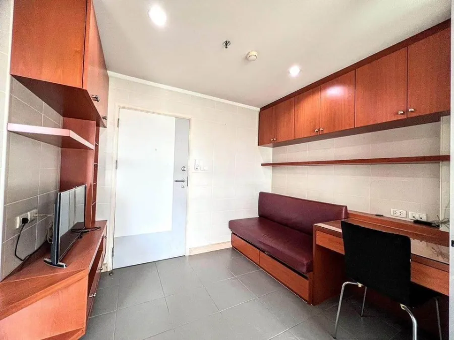 For rent: Lumpini Place Srinakarin, STUDIO room, Buit-In, good wooden furniture, reserve quickly.