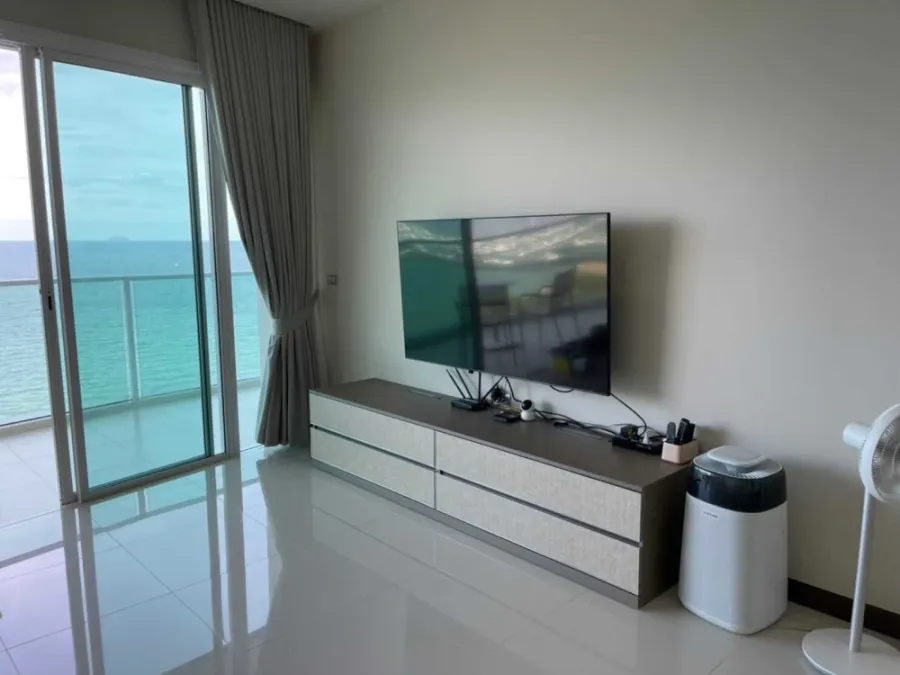 For sale or rent: Mövenpick White Sand Beach, a luxury beachfront condo in Pattaya. Premium location, stunning sea views, spacious and airy rooms. Boo