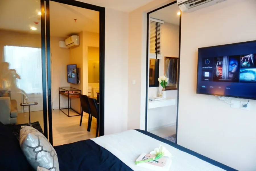 For rent!! Life Asoke, near the BTS, decorated by a designer, luxurious style, in the heart of the city, great view, fully furnished with famous brand