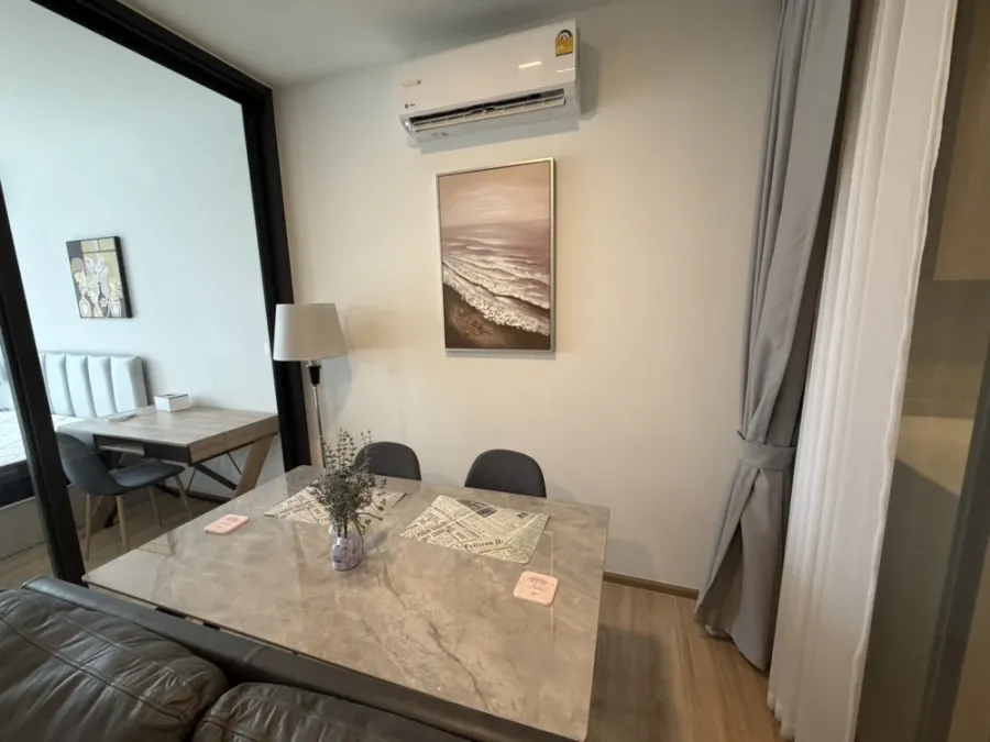 XT Phayathai for rent. Great view, pleasant atmosphere, spacious rooms with good functionality. Suitable for both living and working in the city.
