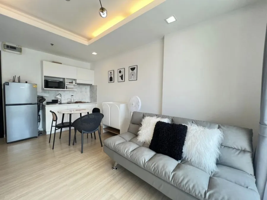 For rent: Thru Thonglor, beautifully decorated room, white tone, easy on the eyes, affordable price, hurry and reserve now, don't miss out.