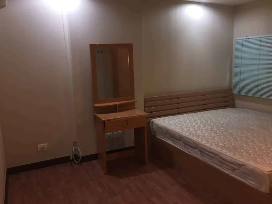 Sell The Kris Ratchada 17, spacious room, fully furnished, good leather sofa, very nice to sit, reserve first, stay first.