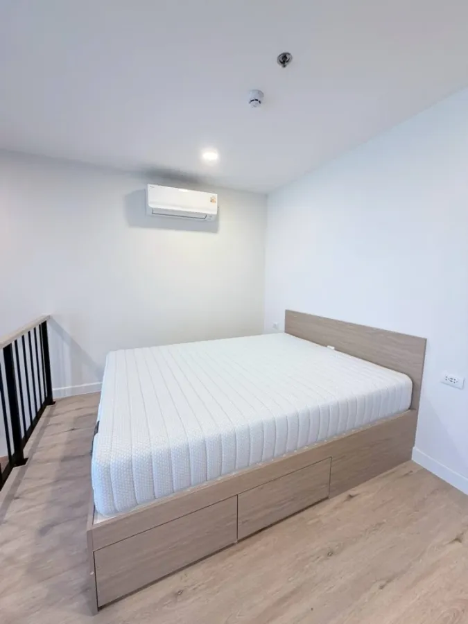 For rent: XIM Suksawat - Rama 3. Spacious room with high ceilings, airy feel, high-quality built-in furniture, and beautiful view. Book now!