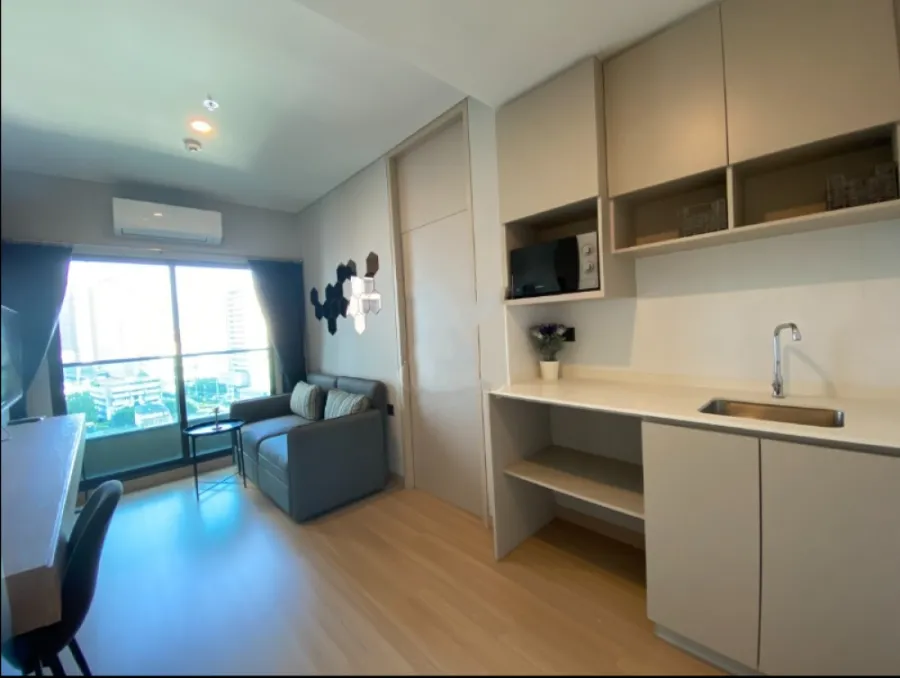 Condo for rent, Lumpini Suite Phetchaburi-Makkasan, 15th floor, pool view. Beautifully decorated room + built-in furniture, don't miss it