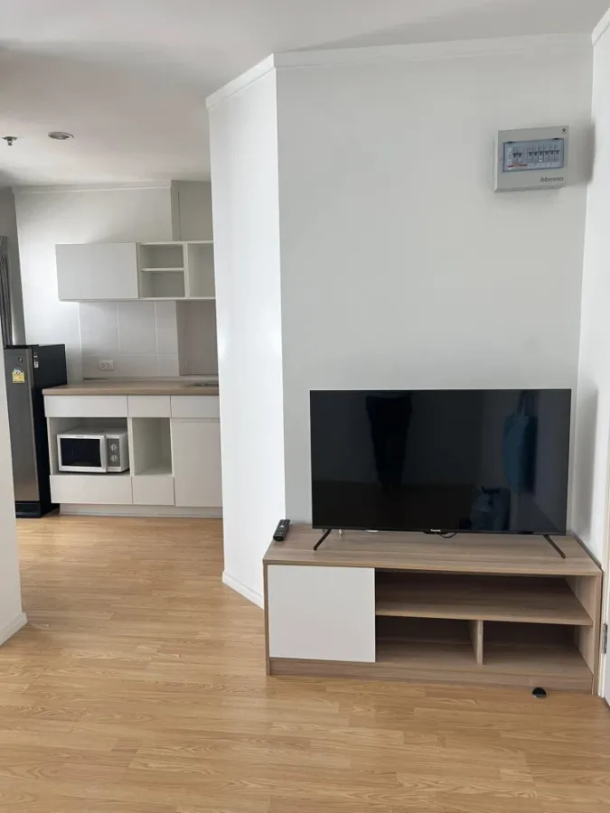 For sale: Lumpini Place Srinakarin-Hua Mak Station, separated rooms. Room renovation lovers, don't miss this. Book now.
