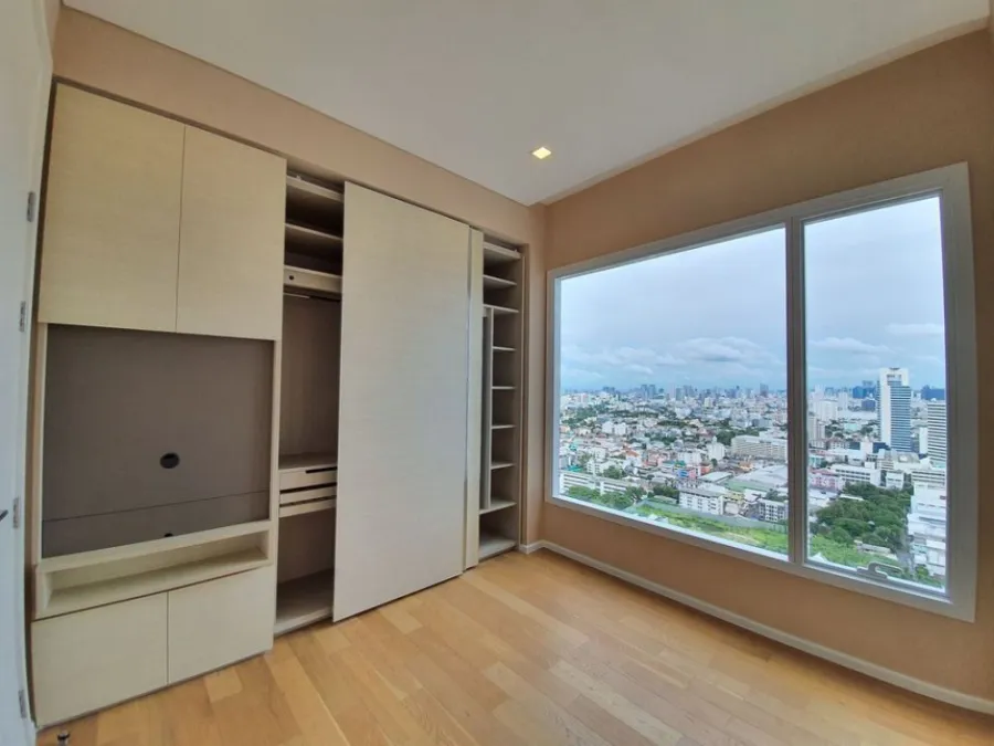 View full Chatuchak view. Selling very cheaply. The St. Residence, 1 bedroom, high floor, south side, full of wind all day.