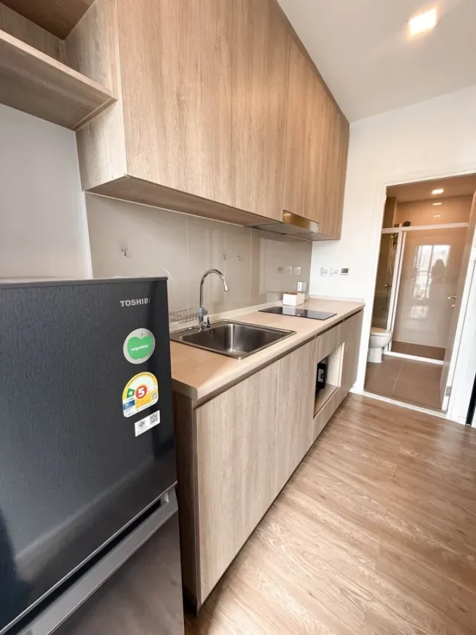 Condo for rent at Modiz Sukhumvit 50. The unit has clearly separated partitions, and comes fully furnished with appliances. Just bring your suitcase a