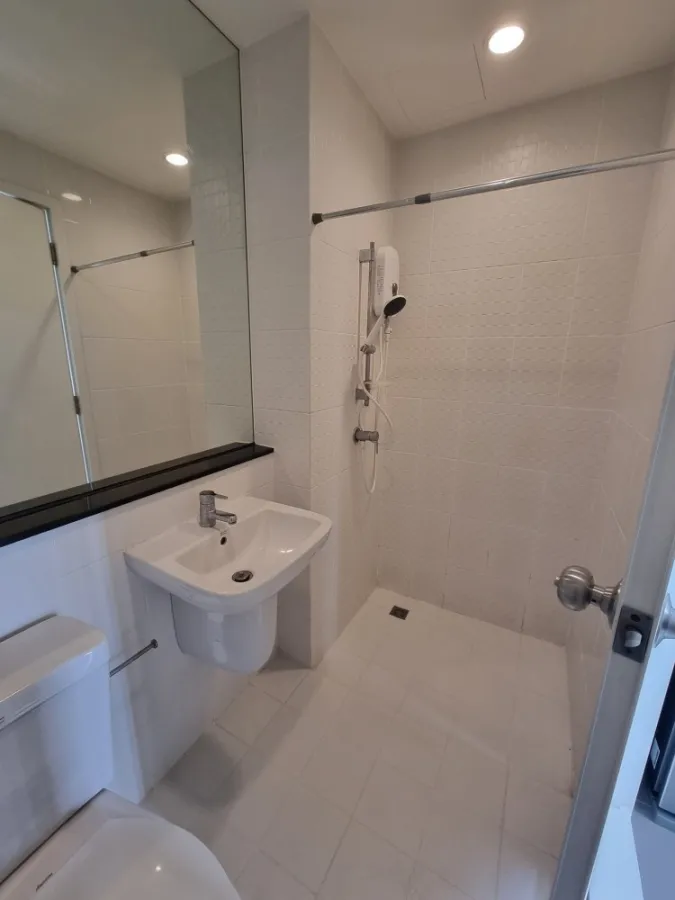 For sale and rent, The Tree Interchange, 38th floor, city view, well decorated room, fully furnished, big screen TV, book now.
