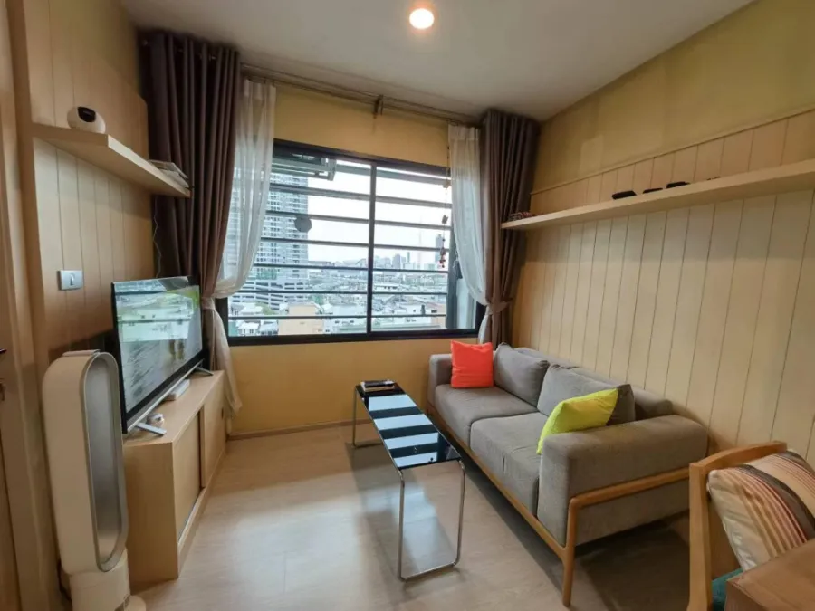 For rent: Condo Rhythm Asoke 2, 9th floor, very spacious room, divided into sections, decorated nicely. Interested? Book now!