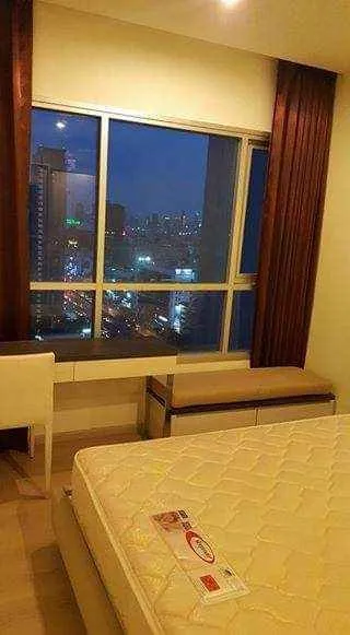 For rent, Life Ratchadaphisek, complete with furniture and electrical appliances. Just carry one bag and move in.