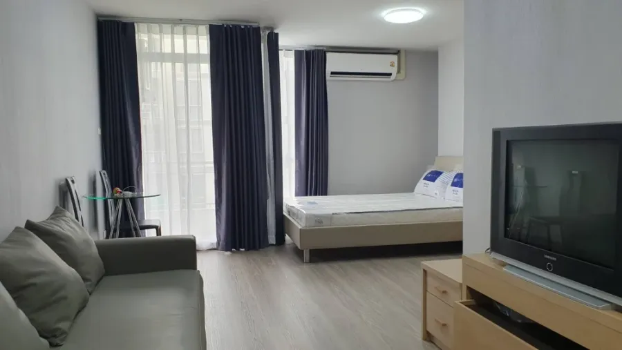 ให้เช่า เดอะสตาร์ คอนโดมิเนียม ห้องปูพื้นอย่างดี ติดวอลเปเปอร์สไตล์ modern luxury ครบทุกความต้องการ