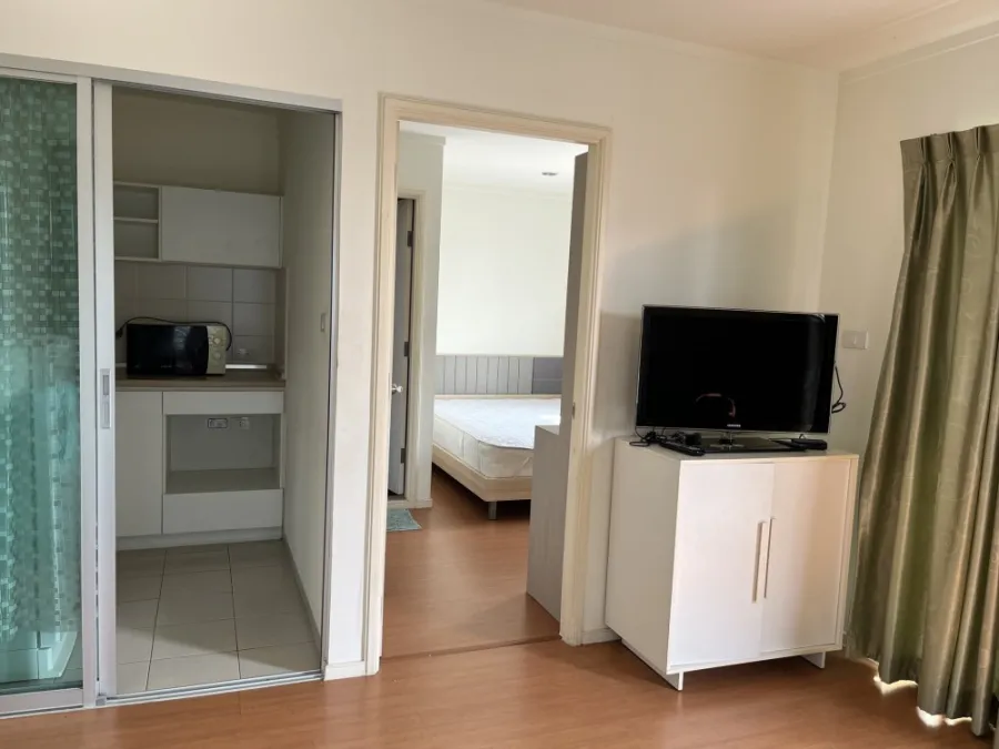 For rent, Lumpini Park Rattanathibet - Ngamwongwan, 5th floor, corner room, fully furnished, livable. If interested, reserve now before you miss out.