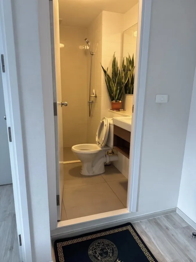 Plum Condo Ram 60 Interchange for rent. Spacious and comfortable unit with efficient use of space. Convenient and complete amenities all in one place.