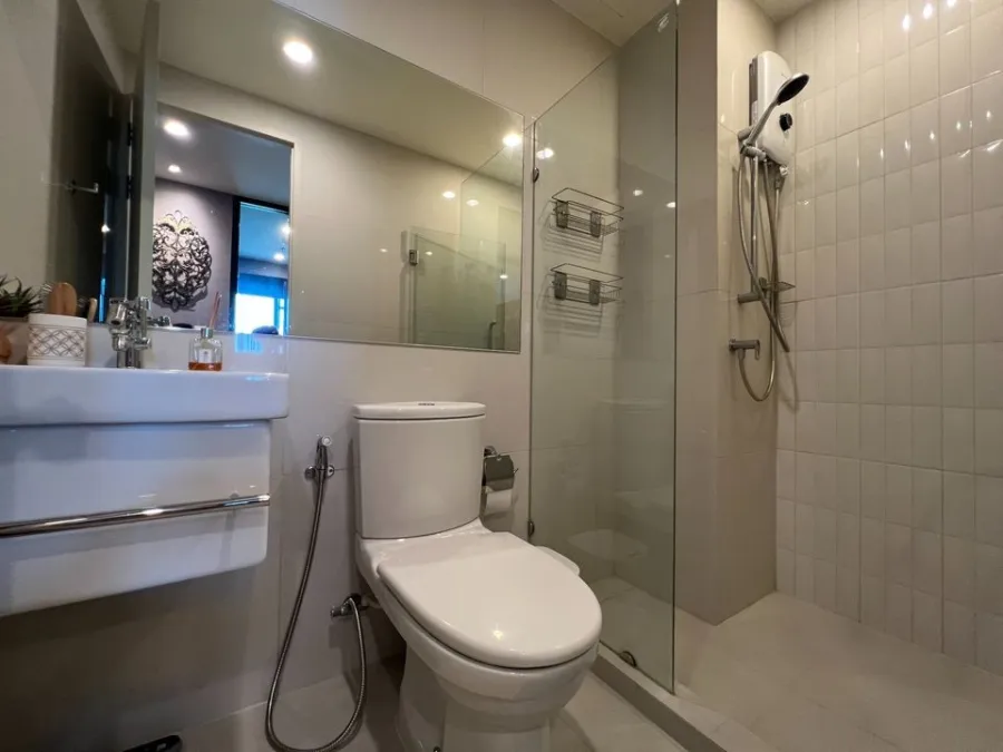 For sale or rent, Life Asoke, fully decorated room. The wallpaper is very beautiful and very livable. As good as this, you must reserve quickly.