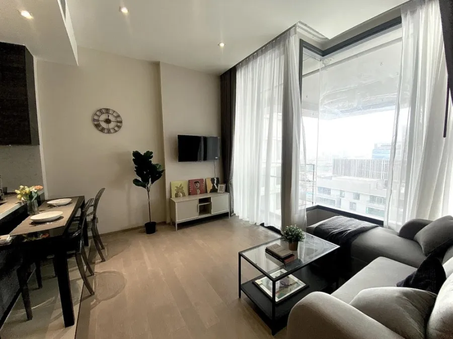 For rent: The ES Asoke, the room is not cramped, lots of usable space, 32nd floor, very high, amazing city view. You will regret it if you miss it.